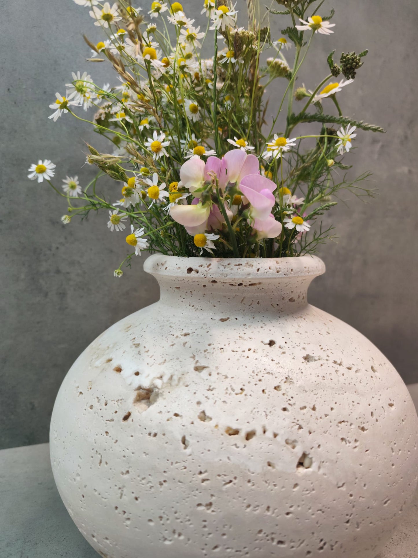 Exklusive Travertin-Vase "Amphora"