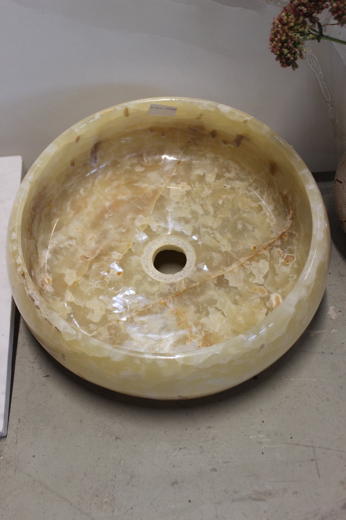 Honey Onyx Shell – transluzentes Naturstein Waschbecken
